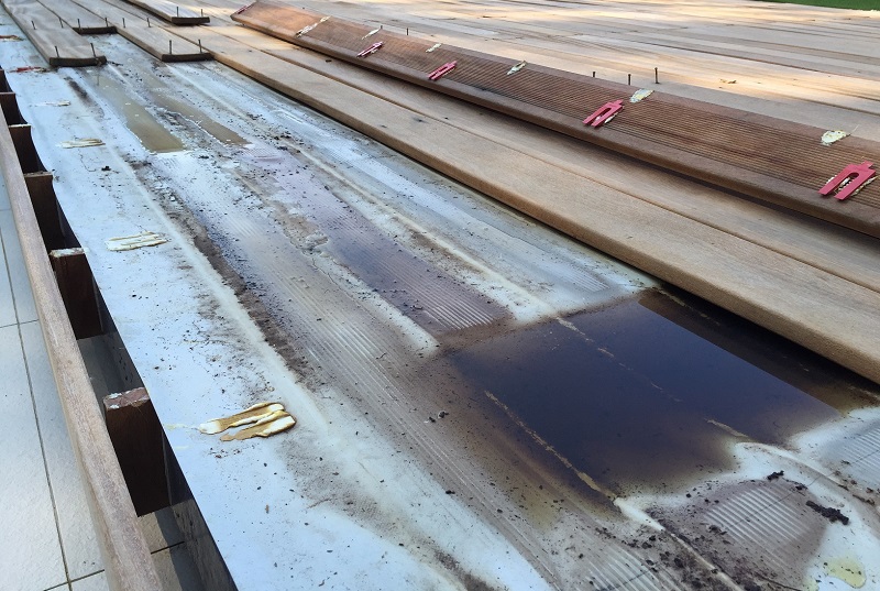 Neodborná montáž podkladových hranolov s použitím fólie