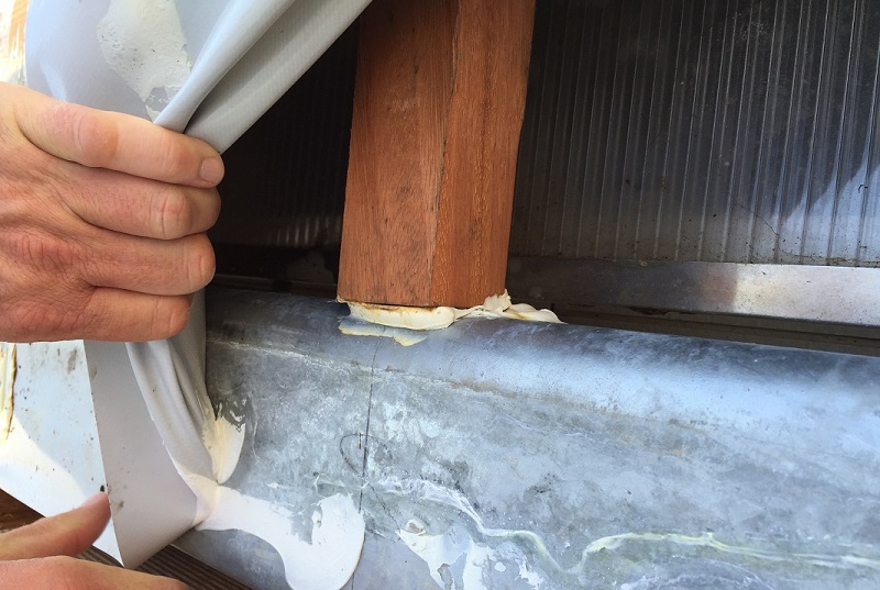 Úplne nevhodné použitie lepidla na fixovanie hranolov